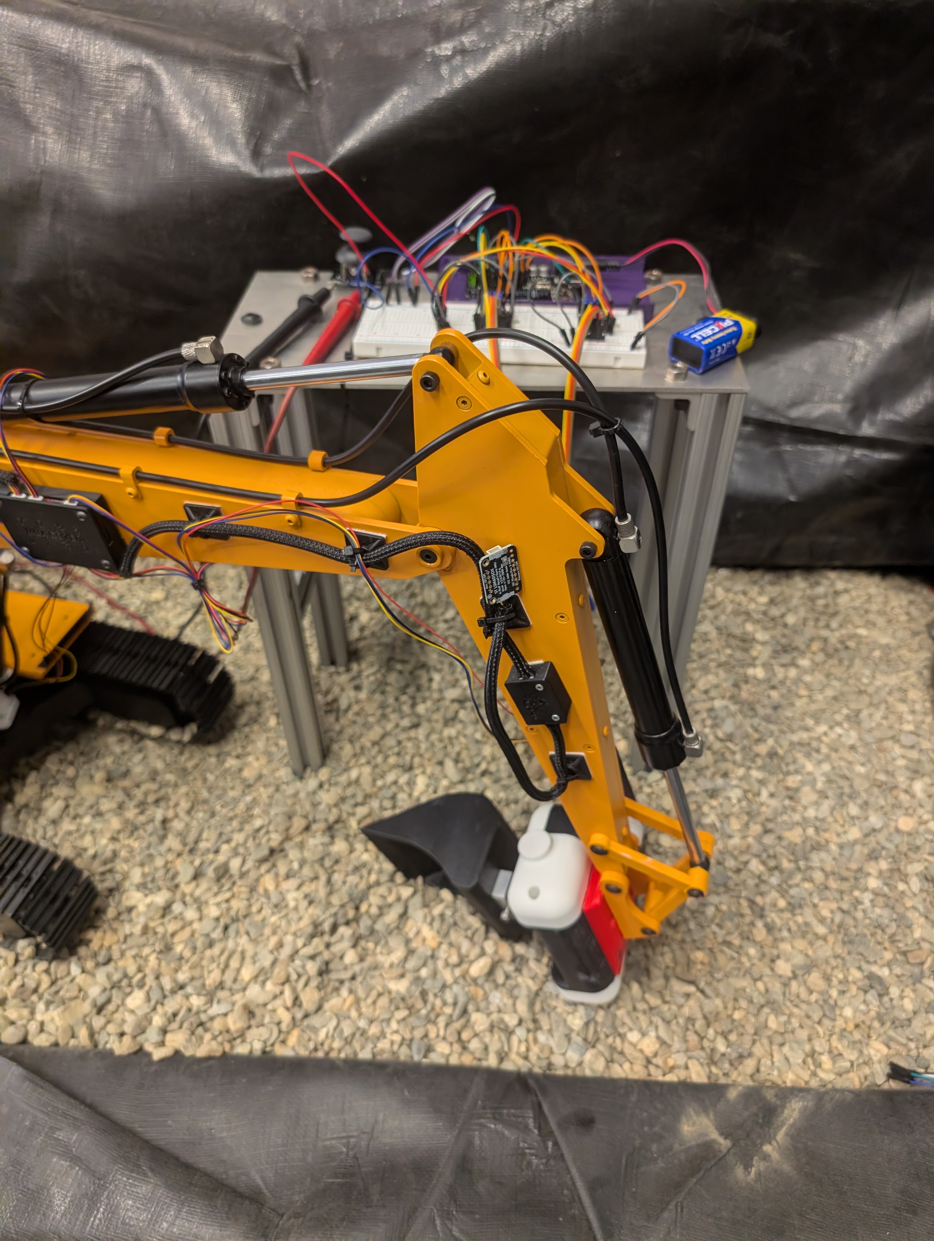 Tilt rotator fitted to the scaled excavator